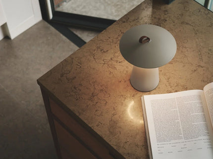 Lámpara de mesa recargable Ara To Go 2 LED arena Nordlux