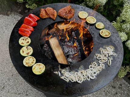 BonBiza Black with food
