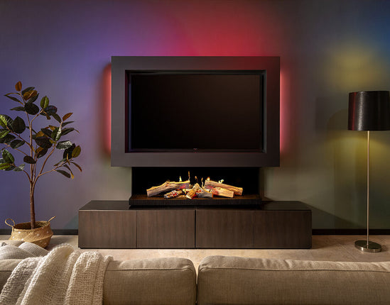Kalifre E-55 voorkant in een woonkamer met de media wall