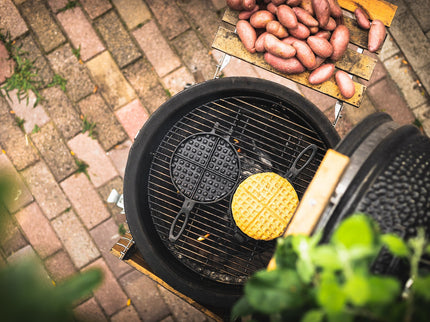 The Windmill Cast Iron Wafelijzer op kamado