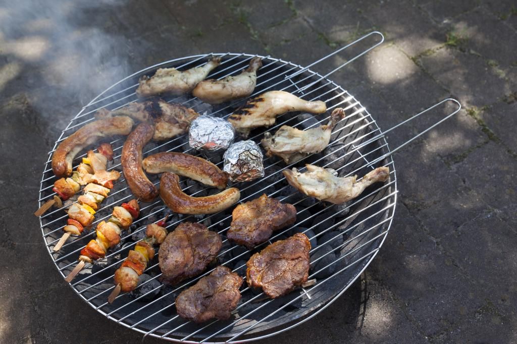 Barbacoa para leña y carbón con parrilla y plancha 80 cm. Barbacoas.