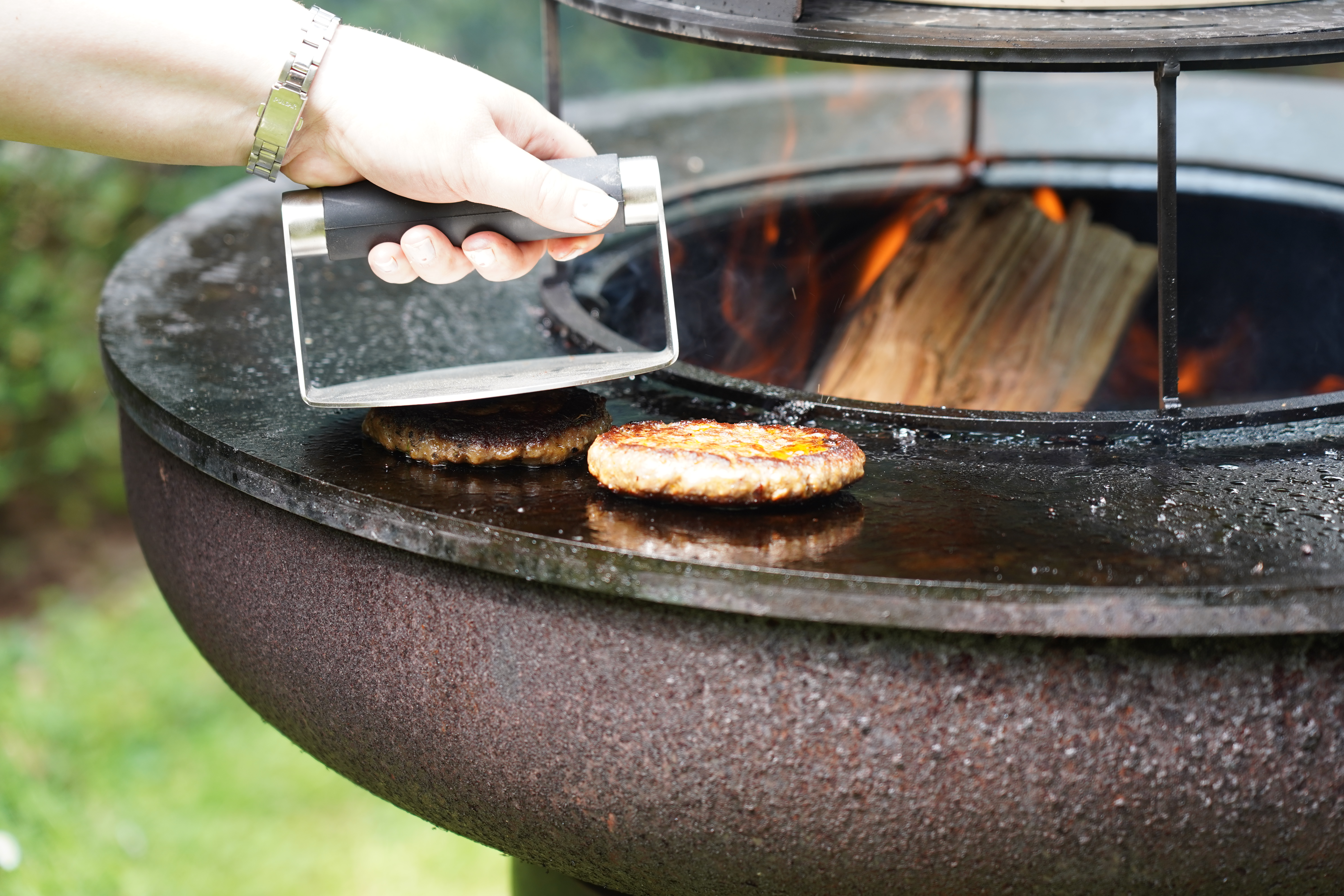 Por qué la plancha es la barbacoa definitiva para smash burgers
