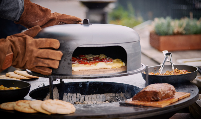 Qué conseguimos al cocinar nuestras pizzas en este horno de piedra  empleando el único combustible natural de la leña de encina? - Fokacha